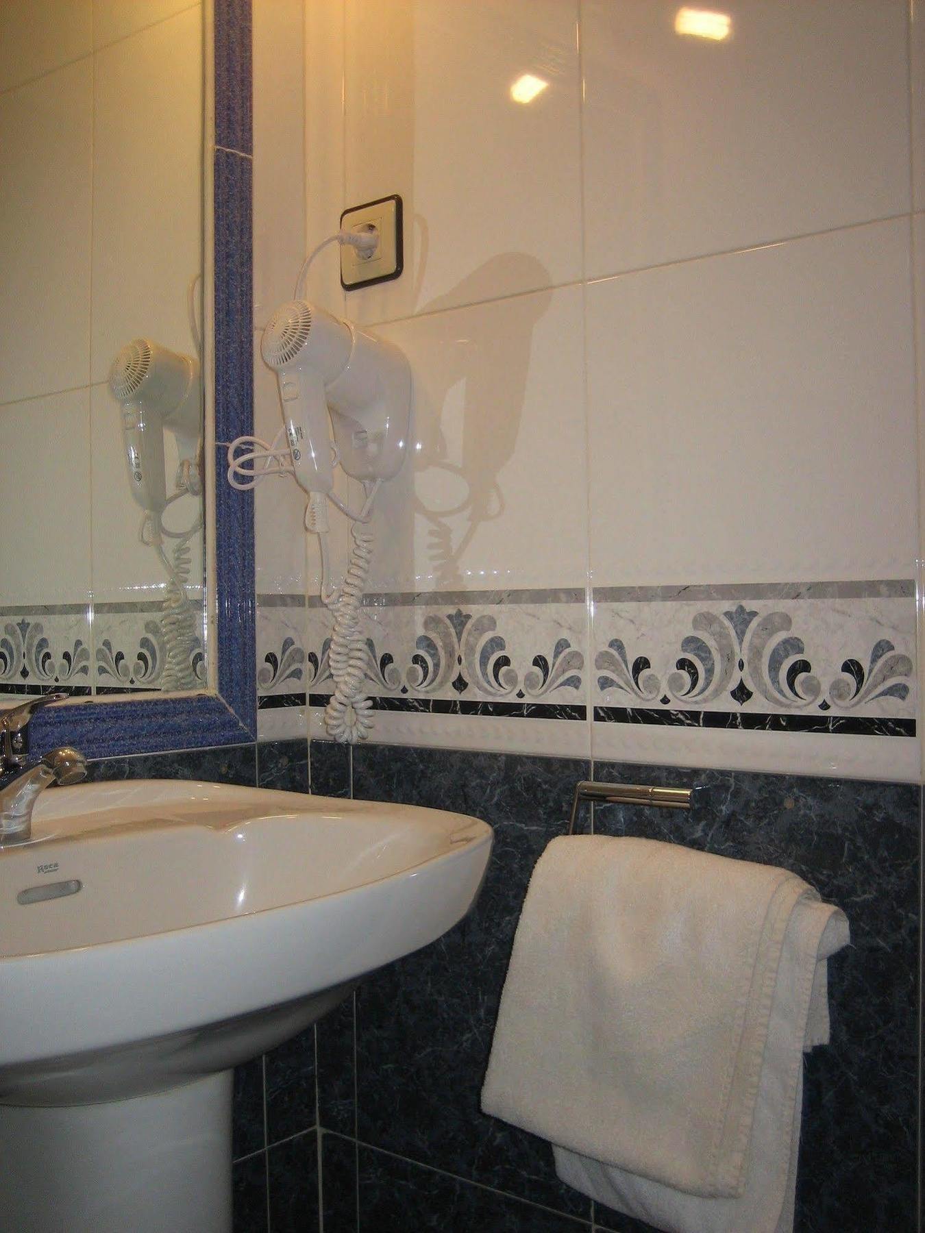 Hostal Restaurante La Trucha Benavente Exterior photo